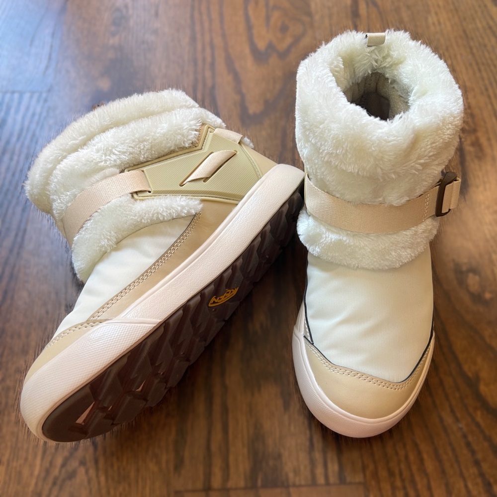 KEEN Women's Hoodromeo Mini Boot • Size 7 • Like-New Condition / Worn Once